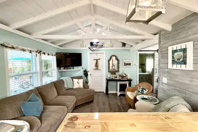 Image de Bungalow De Plage ENTIÈREMENT RÉNOVÉ! Un Couples très propre Cosy et paradis privé.