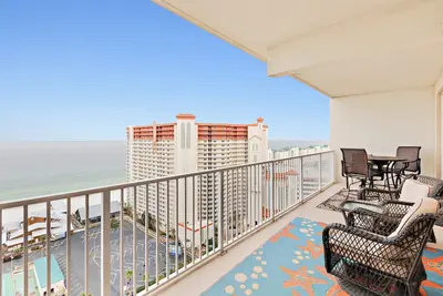 Image de Fantastique condo avec vue sur la plage et le lac avec piscines partagées et bain à remous!