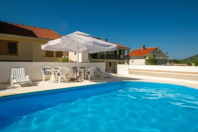 Image de Confortable appartement avec Wifi, climatisation, piscine, terrasse, animaux admis et parking