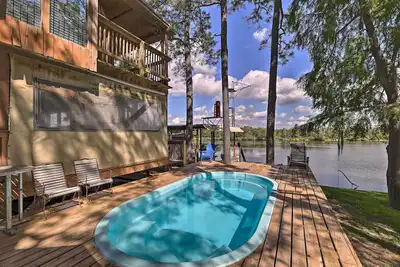 Image de Riverfront Houston House avec terrasse et quai privé!