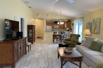 Image de À distance de marche du lac Sumter Landing! Villa 2\/2 avec WiFi Gratuit