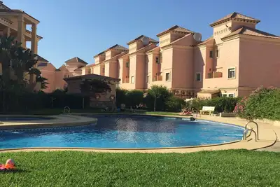 Image de Appartement au premier étage sur le complexe de golf, piscine commune Appartement bien équipé