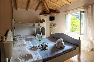 Chambres confortables à l'intérieur d'une ferme rénovée / piscine partagée