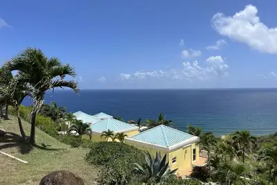 Image de Tournesol - vue imprenable sur la mer des Caraïbes, la piscine et l'aménagement paysager tropical luxuriant