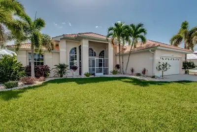 Villa Eyleen: Nouvelle villa de luxe rénovée située dans le quartier calme de Surfside Blvd