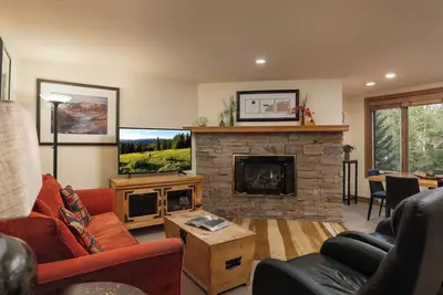 Image de Offre de dernière minute sur les condos d'été! Piscine / bain à remous! Terracehouse