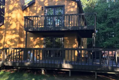Superbe maison, à distance de marche, avec glissement de bateau privé disponible.