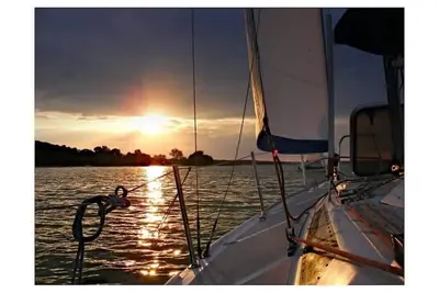 Image de Restez à bord de notre yacht à voile privé de 40 pieds avec 2 cabines - slip privé et climatisation!