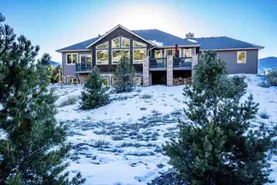 Image de Luxury Riverfront Home sur 2 acres, avec bain Ă remous, Ă quelques minutes du centre-ville de Bv
