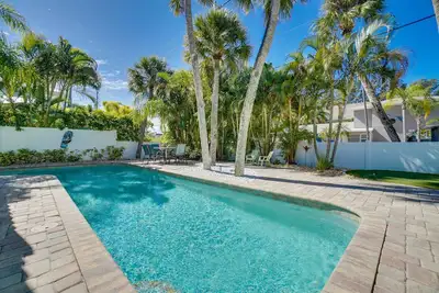 Image de Propriété de 5 chambres pour chiens, à quelques pas de la plage avec piscine privée.