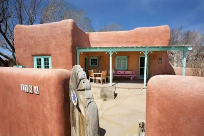 Image de Casa Pájaro Artiste Adobe House sur la Plaza La Loma historique