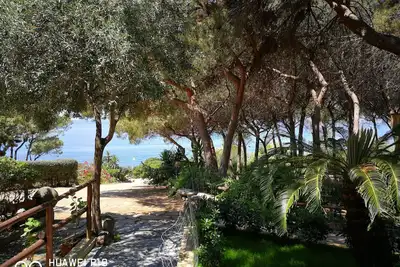 Image de 360 ° de détente totale dans un petit paradis surplombant le golfe de Cagliari