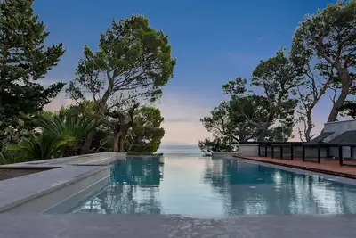Image de Villa de luxe à Makarska avec piscine à débordement au-dessus de la ville, installations de qualité