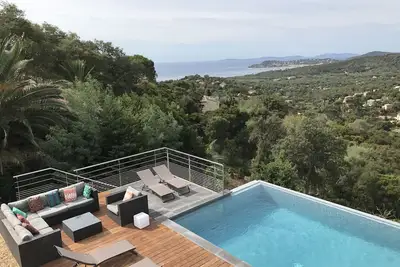 Image de Villa spacieuse-Magnifique vue mer- Îles du Levant +Montagne Piscine débordement