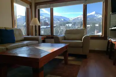 Image de Une vue imprenable sur la montagne et la piscine / les bains à remous accessibles en ascenseur.