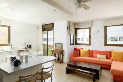 Cosy Hideaway steps from Beach by FeelHome