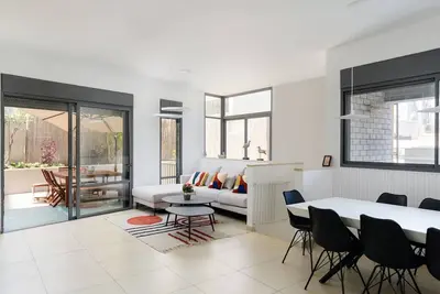 Image de Elegant Duplex with Xl Patio by FeelHome