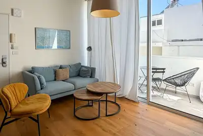 Image de Lovely 2br with Balcony at Gordon Beach by FeelHome