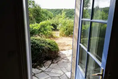 Image de Ferme mitoyenne située dans la forêt tranquille d'Idilic avec vue panoramique