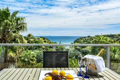 Image de Villa Rosa - Villa Rosa (Apartment 48) offers a carefree holiday home for your time on Waiheke Island. Sit back and relax on the deck with a glass of chilled Waiheke wine and be mesmerized by the views to Palm Beach and beyond. A well presented, very
