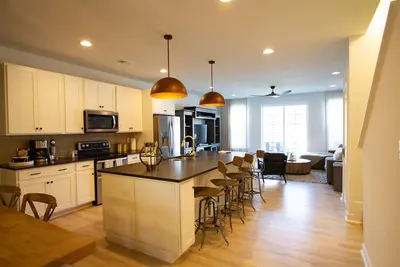 Image de Nouvelle maison en rangée de construction présentée sur le potentiel de maison de vacances d'A & E février 2019!