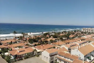 Image de Appartement confortable avec une vue imprenable sur la mer et les montagnes.