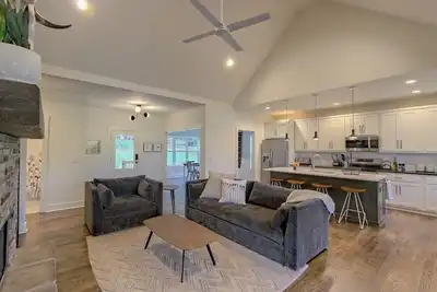 Image de Cottage moderne sur le lac Chatuge • Quai privé • À 5 minutes de Hiawassee • 8 personnes