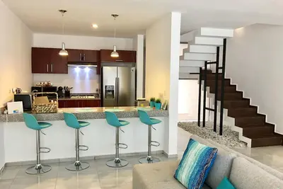 Immense Maison Moderne Neuve Avec Pont De Toit PRIVÉ Et Jacuzzi PRÈS De La Plage