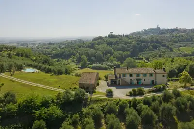Image de Podere l'Ulivo: Villa toscane typique de 400 mètres avec une grande piscine