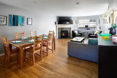 Image de Super emplacement, parking gratuit, 3 chambres + loft, 3. 5 Ba, 10 personnes, Tesla Charger