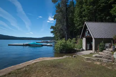 Image de Chalet historique des années 1930 au bord du lac des Bois. Des souvenirs sont faits ici.