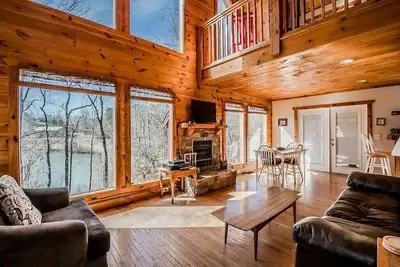 Image de Cabine Luxueuse Vue Lac | 2br 2ba | Bain Ă remous | Salle de jeux | PĂŞche | Foyer