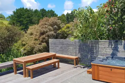 Image de Karaka Sanctuary - Karaka Sanctuary is a comfortable family friendly modern home, designed in a way that allows you to enjoy its tranquil surroundings, from the spa pool on the sun-washed deck to the lush tropical bush and numerous visiting native bi
