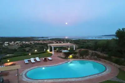 Appartement vue mer, à 5 minutes de la plage, piscine, wifi gratuit. un barbecue