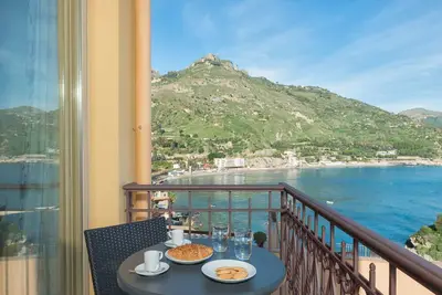 Image de \"Valeria\" Appartement Mer Taormina - 100 Mt De La Plage - Magnifiquement MEUBLÉ