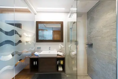 Chambre principale Rauriser exposée plein sud avec salle de bains vitrée - Hôtel Alpina ****