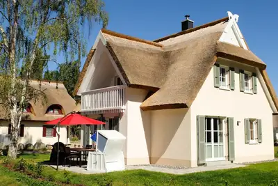 Image de Maison de vacances de luxe au toit de chaume 'Seemannsbraut auf Rügen' - Wi-Fi et sauna gratuits