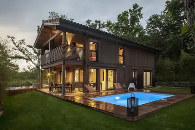 Image de Magnifique maison bioclimatique en bois massif avec piscine découvrable.