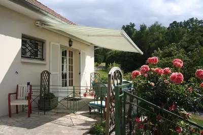 Image de Gîte saisonnier dans un village. La campagne calme et verdoyante.