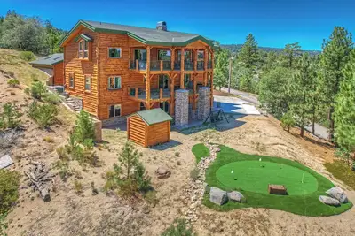 Image de Chef-d'œuvre de montagne: immobilier de luxe sur mesure haut de gamme avec vue panoramique sur le lac, salle de jeux, spa et plus encore!