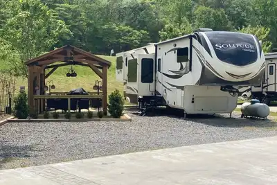 Image de Glamping dans Blue Ridge, piscine d'eau salée, bain à remous, accès pavé, emplacement parfait