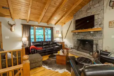 Image de 2bd / 2. 5ba cabine hors Blue Ridge Parkway avec King Master Suite, Creek, Fire Pit, Shuffleboard Table, près des attractions de Blowing Rock et App Ski Mtn!