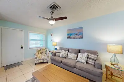Image de Condo Breezy avec piscine partagée - à quelques minutes de la plage, des boutiques et des restaurants