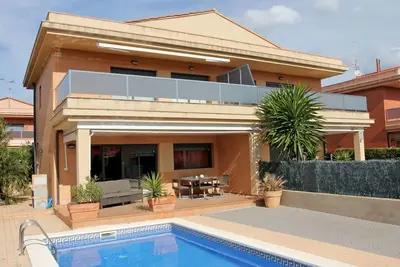 Image de Maison de vacances avec Wifi, climatisation, piscine privée, Tv, patio, animaux admis, parking