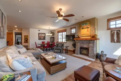 Image de Luxueux Downtown Condo by the River | Distance de marche de tout | Patio w / Grill & Vues