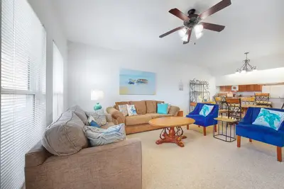 Image de Nouvelle Liste! Magnifique condo près de la plage avec piscine partagée et WiFi gratuit!