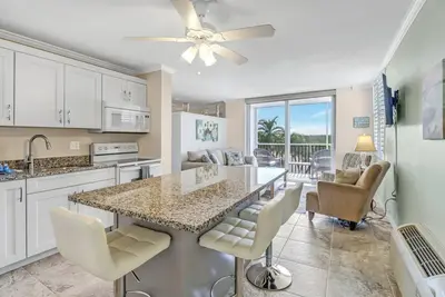 Image de Bonita Beach Condo, plage directement en face de la rue! Parking gratuit, Location de jetski / kayak gratuit - Wifi