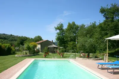 Image de Maisonnette avec piscine privée et coin Jacuzzi, idéale pour des vacances romantiques en couple et e