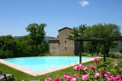 Image de Ancienne tour médiévale avec piscine privée et jardin. Position panoramique à environ 3 km du villag
