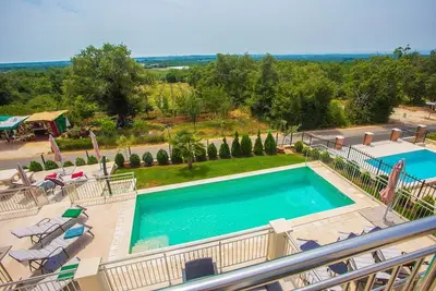 Image de Villa Sunce avec piscine commune à Kastelir \/ Appartement 3 chambres Sunce Iii avec piscine partagée, idéal pour des vacances en famille